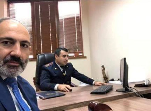 Благодаря Пашиняну все допрашиваемые отныне получили возможность делать селфи с допрашивающим их следователем – Рубен Меликян